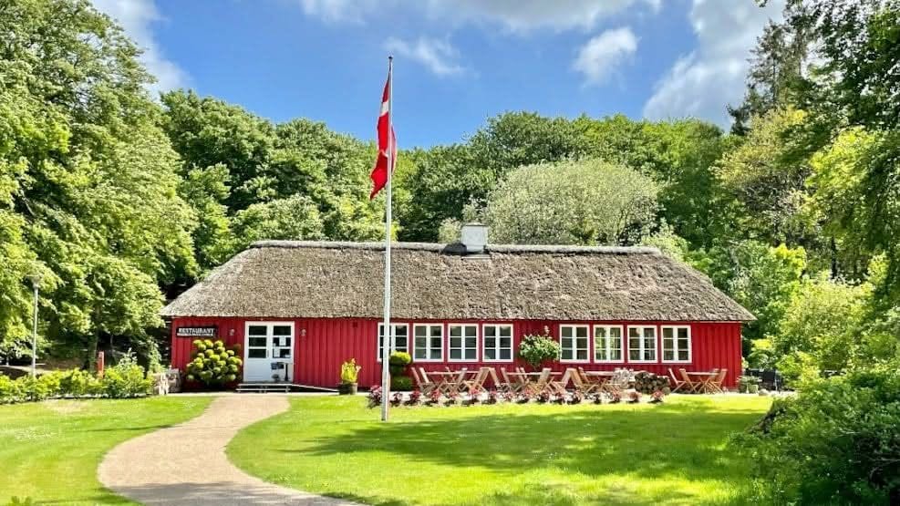 Tjener, tjenerelev og medhjælpere til Restaurant Mosskov Pavillonen hos Restaurant Mosskov Pavillonen